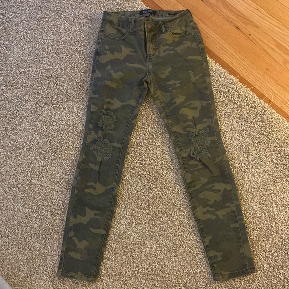Judy Blue Denim - Judy Blue Skinny Camo Jeans Size 3/26